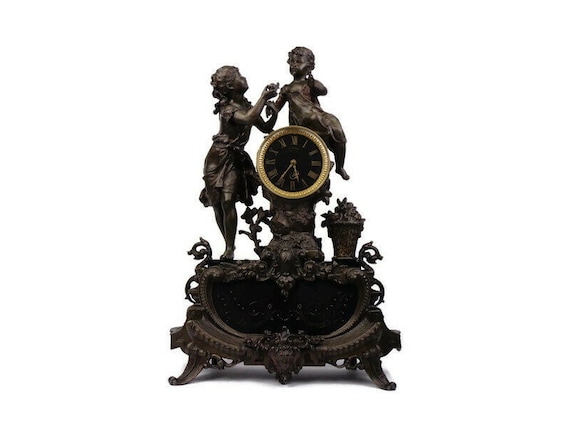 Pendule de cheminée Femme a la toilette epoque