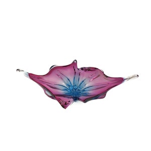 Peut inclure: Un bol en verre rose et bleu en forme de fleur. Le bol a un design unique et organique et est parfait pour pr&eacute;senter des objets d&eacute;coratifs ou servir des en-cas.