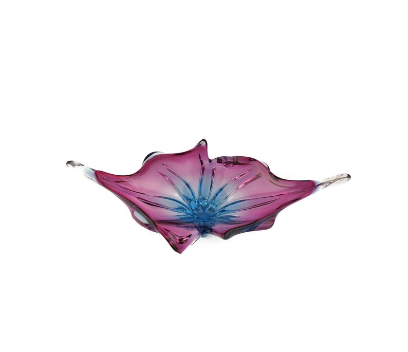 Peut inclure: Un bol en verre rose et bleu en forme de fleur. Le bol a un design unique et organique et est parfait pour pr&eacute;senter des objets d&eacute;coratifs ou servir des en-cas.