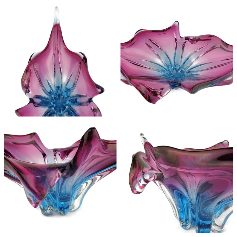 Peut inclure: Un grand bol en verre iridescent avec une forme organique unique. Le bol est fait de deux couleurs de verre, un violet fonc&eacute; et un bleu clair. Le bol est parfait pour pr&eacute;senter des fruits ou d'autres objets d&eacute;coratifs.
