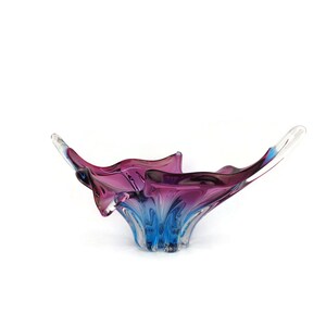 Peut inclure: Un bol en verre de couleur violet et bleu avec un design abstrait unique. Le bol est fait de verre souffl&eacute; &agrave; la main et a une forme ondul&eacute;e et organique.