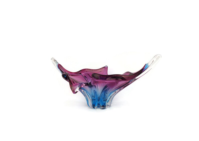 Peut inclure: Un bol en verre de couleur violet et bleu avec un design abstrait unique. Le bol est fait de verre souffl&eacute; &agrave; la main et a une forme ondul&eacute;e et organique.