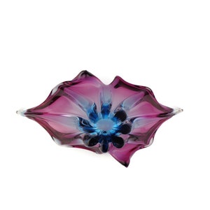 Peut inclure: Un bol en verre violet et bleu avec un motif floral. Le bol est en verre souffl&eacute; et a une forme unique et organique.