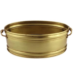Può includere: Un vaso ovale dorato con due manici. Il vaso è in metallo e ha una finitura liscia e lucida.