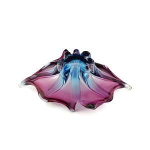 Peut inclure: Un bol en verre violet et bleu avec une forme organique unique. Le bol est en verre souffl&eacute; &agrave; la main et a une surface textur&eacute;e.