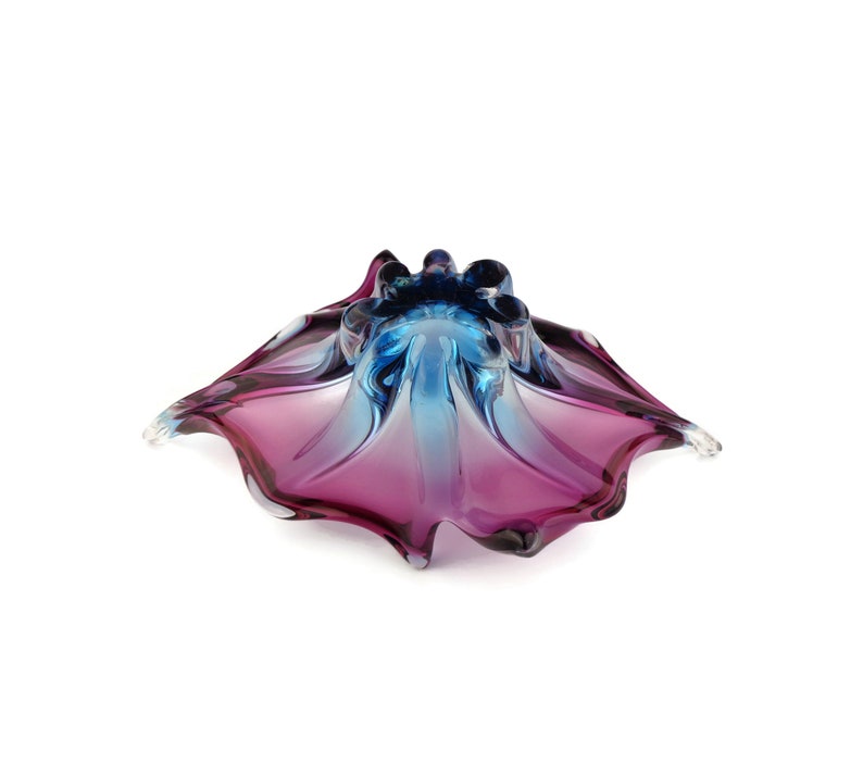 Peut inclure: Un bol en verre violet et bleu avec une forme organique unique. Le bol est en verre souffl&eacute; &agrave; la main et a une surface textur&eacute;e.
