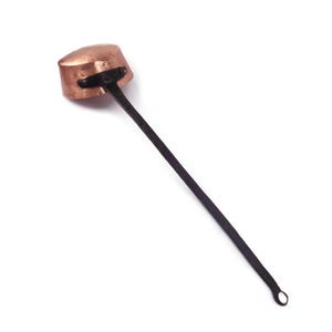 Cacerola antigua de cobre con mango de hierro, cacerola de cobre hecha a mano.