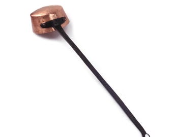 Antieke koperen steelpan met ijzeren handvat, handgemaakte koperen kookpan