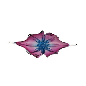 Peut inclure: Une sculpture en verre rose et bleu en forme de fleur. La sculpture a une forme d&eacute;licate et organique et est faite de verre souffl&eacute;.