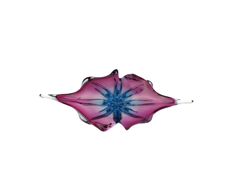 Peut inclure: Une sculpture en verre rose et bleu en forme de fleur. La sculpture a une forme d&eacute;licate et organique et est faite de verre souffl&eacute;.