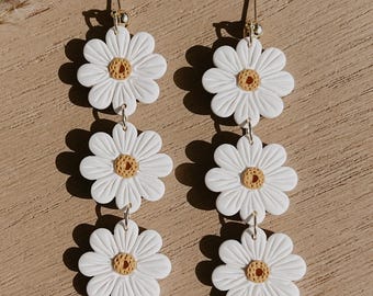 Hangoorbellen madeliefjebloem, sieraden van witte klei met bloemen, boho-statementoorbellen