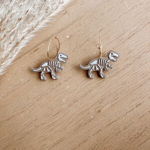T- rex Fossilien Ohrringe - Ton Dinosaurier Schmuck | Einzigartiges Geschenk für Dino-Liebhaber | Jurassic Statement Ohrringe | Wissenschaft Liebhaber Ohrringe