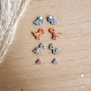 Pendientes de dinosaurio con diseño floral, pendientes de dinosaurio, dinosaurio bonito, joyería de dinosaurio, pendientes de arcilla, pendientes bohemios, pendientes pequeños