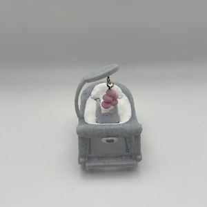 Réplica de balancín para bebé a escala 1:12 con colgante – Muebles de guardería en miniatura para casa de muñecas – Asiento de juguete coleccionable impreso en 3D