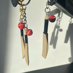 Unique Cricket Bat Keychain – Rare Sports Accessory & Gift for Cricket Lovers – Mini Cricket Gear Charm