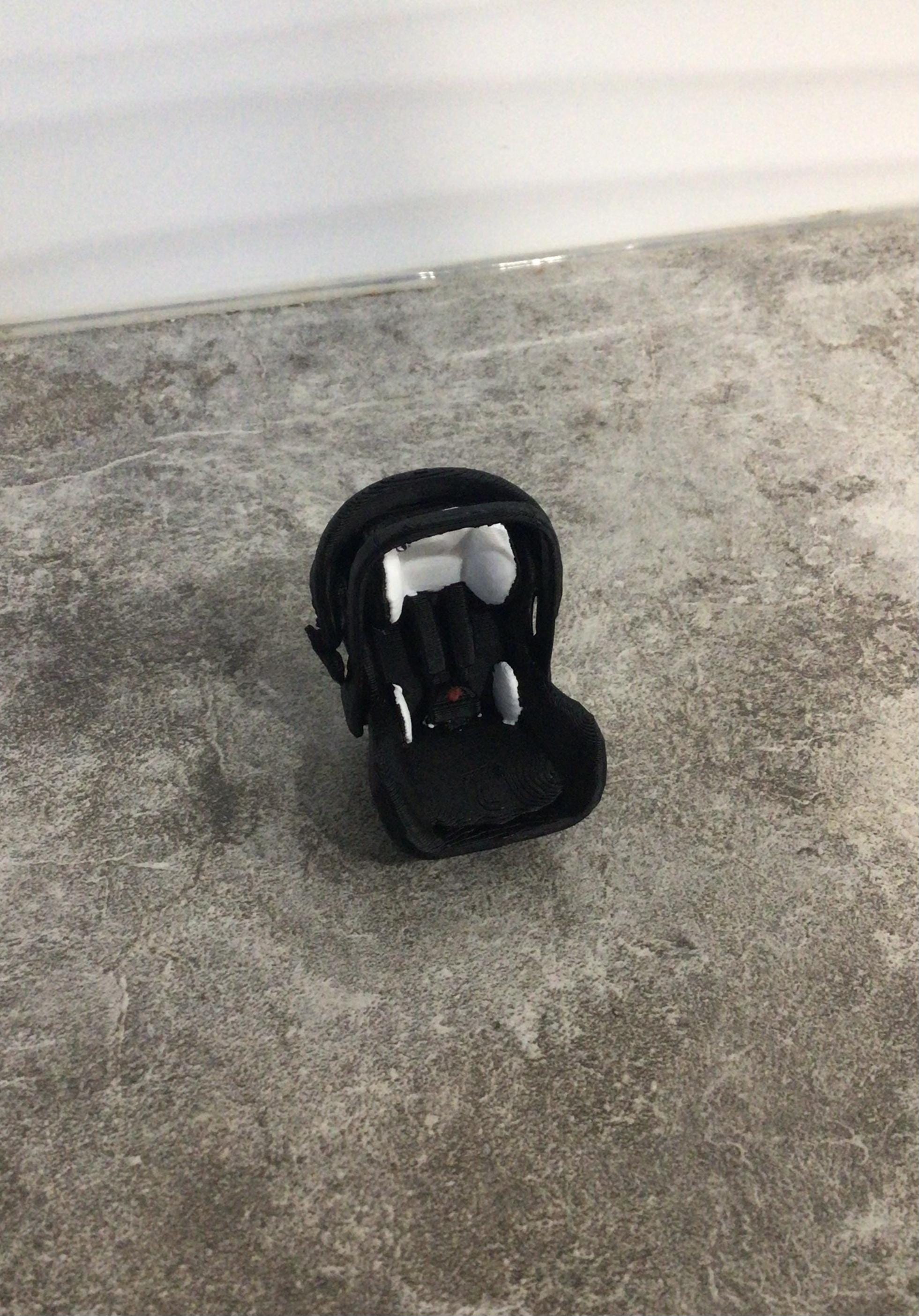 Mini Dollhouse Baby Car Seat – 1:12 Scale | Realistic Infant Carrier for Miniature Scenes