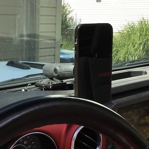 25mm ball mounting system with magnetic phone holder for 2018+ Jeep Wrangler/Gladiator. Does not fit 4XE(Does not come with phone)