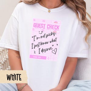 Sassy Comfort Colors T-shirt, roze gast geruit grafisch shirt, esthetisch citaat T-shirt voor vrouwen, zachte top meisjes retro-stijl, leuk cadeau-T-shirt