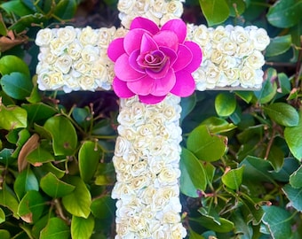 Cruz floral de rosas rosas y blancas hecha a mano en EE. UU.