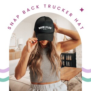Peut inclure: Casquette de camionneur noire en mesh avec un logo brod&eacute; blanc qui dit "Book Club" dans une police de caract&egrave;res vintage.