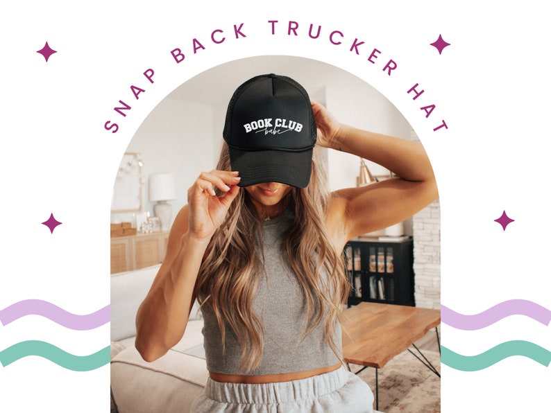 Peut inclure: Casquette de camionneur noire en mesh avec un logo brod&eacute; blanc qui dit "Book Club" dans une police de caract&egrave;res vintage.
