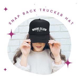 Peut inclure: Un chapeau de camionneur noir avec un logo brod&eacute; blanc qui dit "Book Club Babe".