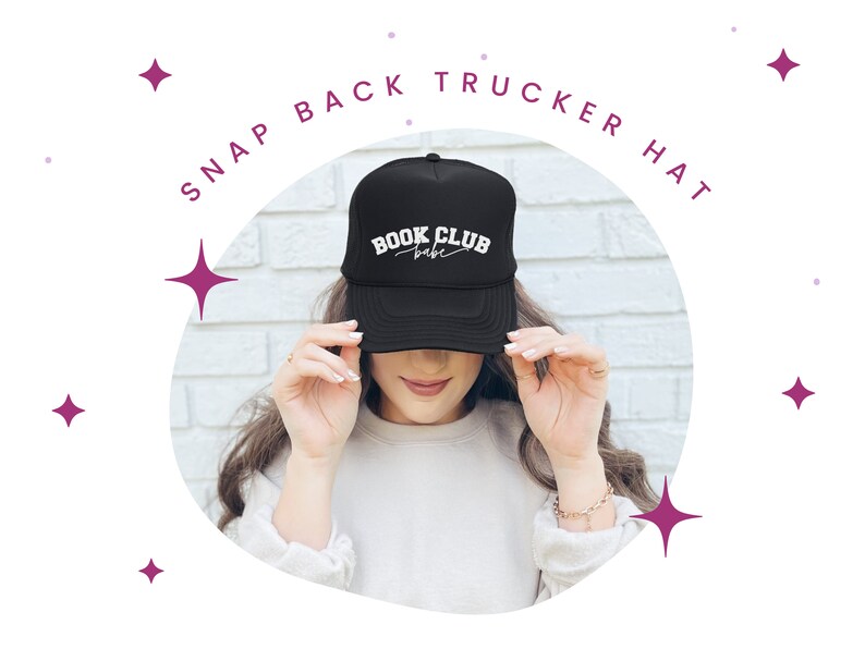 Peut inclure: Un chapeau de camionneur noir avec un logo brod&eacute; blanc qui dit "Book Club Babe".
