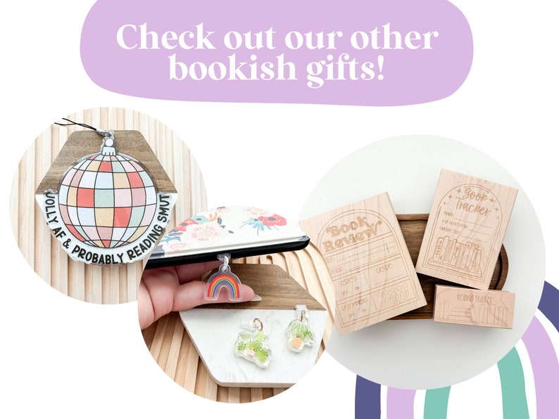 Peut inclure: Une collection de cadeaux pour les amoureux des livres, comprenant un tampon en bois pour les critiques de livres, un tampon en bois pour le suivi des livres, un marque-page arc-en-ciel, une boule disco en ornement et un ornement de plante en pot.
