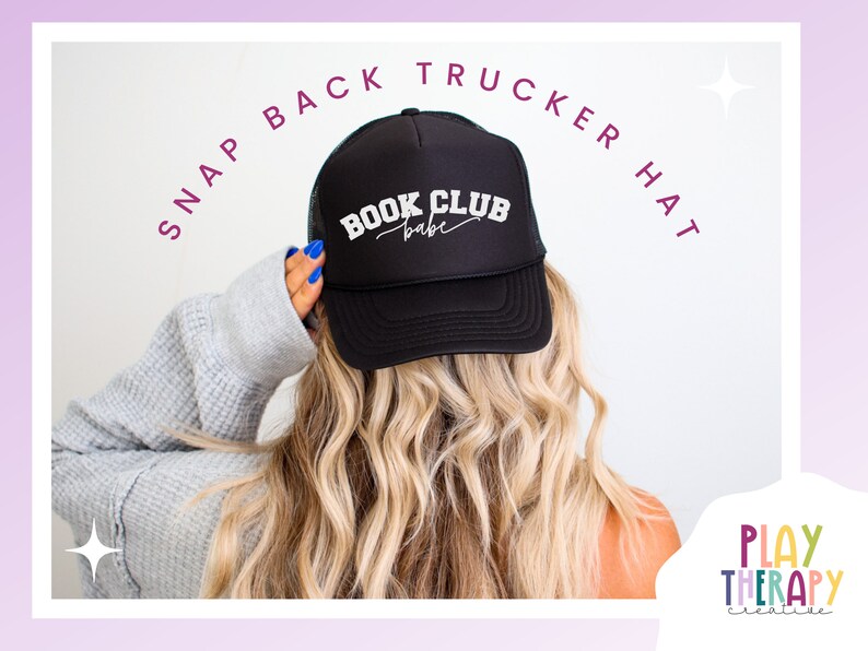 Peut inclure: Casquette de camionneur noire avec un texte blanc qui dit "Book Club Babe" en &eacute;criture cursive. La casquette est port&eacute;e par une personne aux longs cheveux blonds.