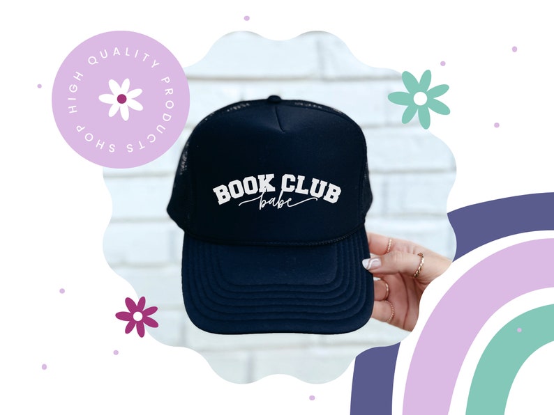 Peut inclure: Casquette de camionneur noire en mesh avec un texte brod&eacute; blanc qui dit "BOOK CLUB babe".