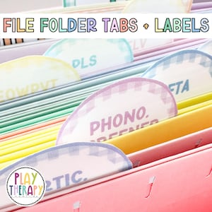 Può includere: Cartelle colorate con schede etichettate. Le schede hanno motivi a quadretti pastello e testo come "PHONO." e "FTA." L'immagine include il testo "FILE FOLDER TABS + LABELS" e un logo che dice "PLAY THERAPY".