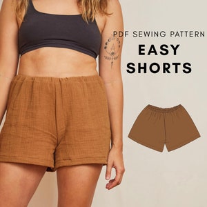 Könnte beinhalten: Eine Frau trägt eine braune Shorts mit einem schwarzen Tanktop. Der Text "PDF Sewing Pattern Easy Shorts" wird über dem Bild angezeigt.