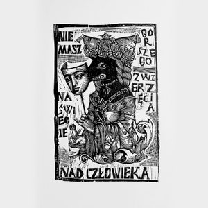 Puede incluir: Grabado en madera en blanco y negro de una mujer con una corona y sosteniendo una máscara. El texto de la imagen dice "Nie masz go rzego z wierz eci a nad człowieką".