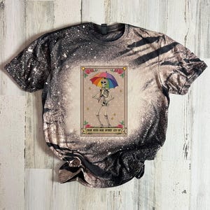 Camiseta Gay Shade, camiseta PRIDE blanqueada, camiseta con la carta del Tarot, camiseta Drag unisex, esqueleto de paraguas arcoíris, apoya el Mes del Orgullo para mujeres y hombres.