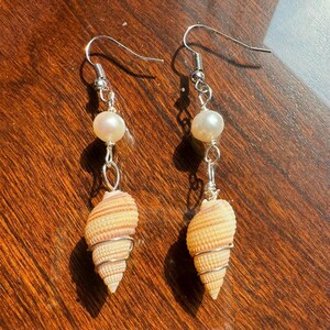 twirly shell pearl earrings, freshwater pearl earrings, summer earrings, summer jewelry, beach jewelry, beach earrings, wire wrap, seashell