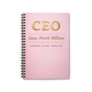 Könnte beinhalten: Ein pinkfarbenes Spiralnotizbuch mit dem Wort "CEO" in goldfarbenen Buchstaben. Darunter steht der Text "Ideas Worth Millions" und "DREAM • PLAN • EXECUTE". Das Notizbuch hat einen strukturierten Einband.
