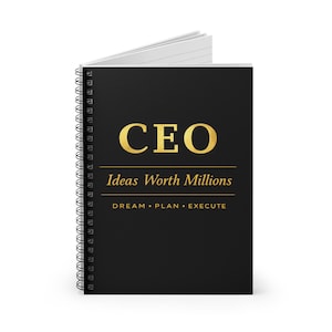 Op de afbeelding: Een zwart spiraalgebonden notitieboek met het woord "CEO" in gouden letters. Daaronder staat de tekst "Ideas Worth Millions" en "DREAM • PLAN • EXECUTE" in goud. Het notitieboek is open en toont witte pagina's.