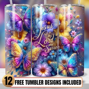 Puede incluir: Tres vasos de acero inoxidable con un diseño floral y de mariposas. Los vasos presentan un esquema de colores morado, azul y amarillo con detalles de purpurina. El texto "Jesús es mi Señor y Salvador" aparece en el vaso del medio.