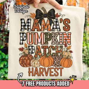 Peut inclure: T-shirt crème avec l'inscription "MAMA'S PUMPKIN PATCH HARVEST" dans différentes polices et motifs. Le motif comprend un nœud noir, des citrouilles et des feuilles d'automne. Les mots "Original Design" sont en haut à gauche.