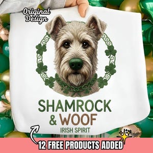 Peut inclure: Sac fourre-tout blanc avec une illustration de chien, une couronne de trèfles verts et un collier. Le texte indique "Shamrock & Woof, Irish Spirit" en vert et marron. Les mots "Original Design" sont en haut.