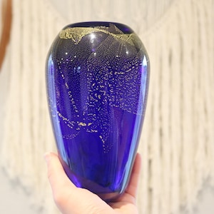 Mark Rosenbaum Cobalt Blue and Gold Hand Blown Glass Vase – Signed 2005 Studio Art Glass Mid Century Modern