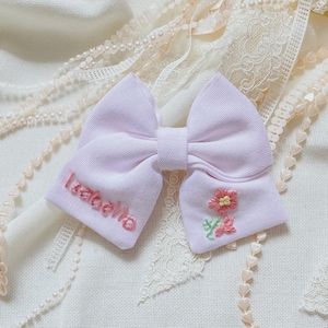 女の子用パーソナライズホワイトヘアリボン、名前刺繍ヘアクリップ、パーソナライズヘアリボン、名前入りヘアリボン、ベビーヘッドバンド、女の子へのギフト