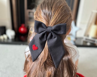 Noeud pour cheveux longs noirs pour la Saint-Valentin : coeur rouge brodé