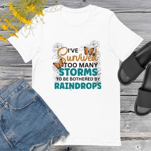 Eu sobrevivi a muitas tempestades para ser incomodado por gotas de chuva, camiseta unissex, camiseta inspiradora