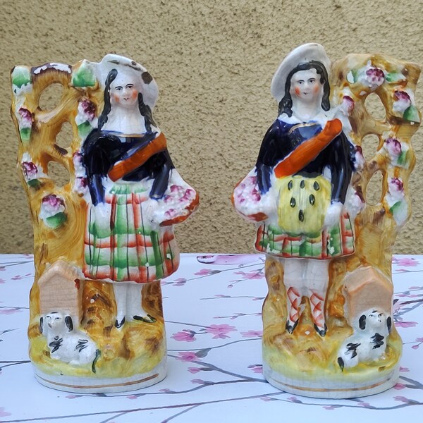 Coppia di Staffordshire Flatback Boy e Girl con cane
