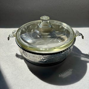 Cocotte ronde en verre dépoli 3 pièces Pyrex vintage avec couvercle et support en aluminium - Modèle 023-0R-623-B