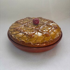 Vintage Raintree Ltd. Covered Ceramic Terracotta Apple Pie Plate Dish Keeper with Lid - 9.5” in Diameter