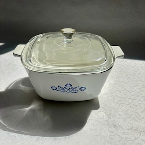 Vintage Corning Ware Blue Cornflower abgerundete quadratische Auflaufform mit Deckel - Modell P-1 3/4-B