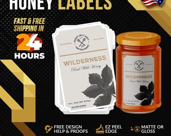 Può includere: Etichette per miele con la scritta "Honey Labels" e "Wilderness Real Wild Honey". L'immagine mostra un barattolo di miele e una pila di etichette. Le etichette hanno un disegno a foglia e la scritta "12oz, 240g (NET W270)".