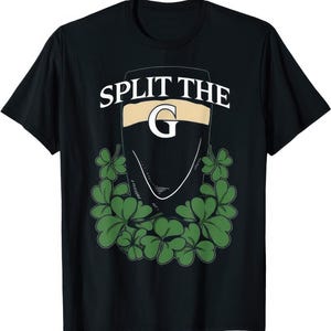 以下が含まれることがあります： 緑のクローバーのデザインと白い文字で「Split the G」と書かれた黒いTシャツです。